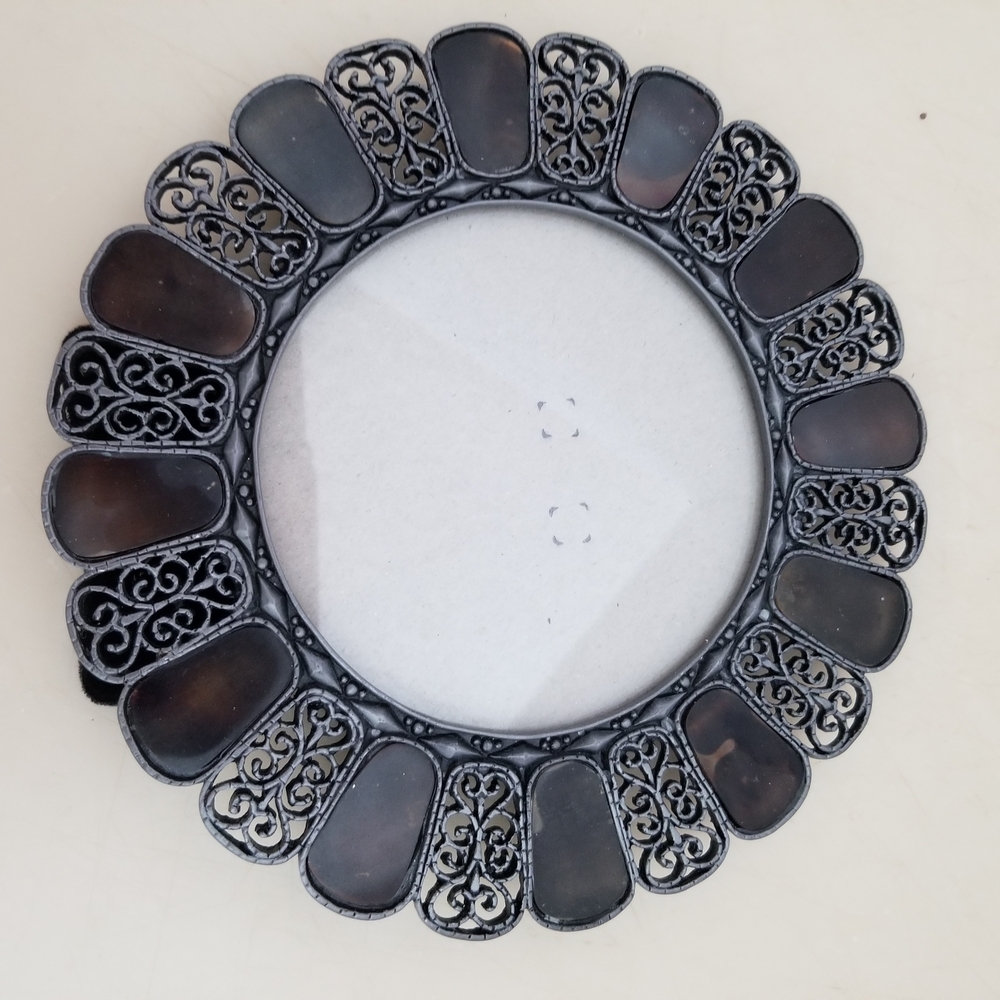 Elegant Round Metal Photo Frame - Picture 2 of 4